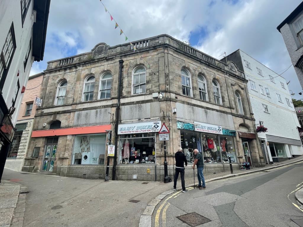 Lot: 49 - LEASEHOLD COMMERCIAL INVESTMENT - External photo showing property in wider context